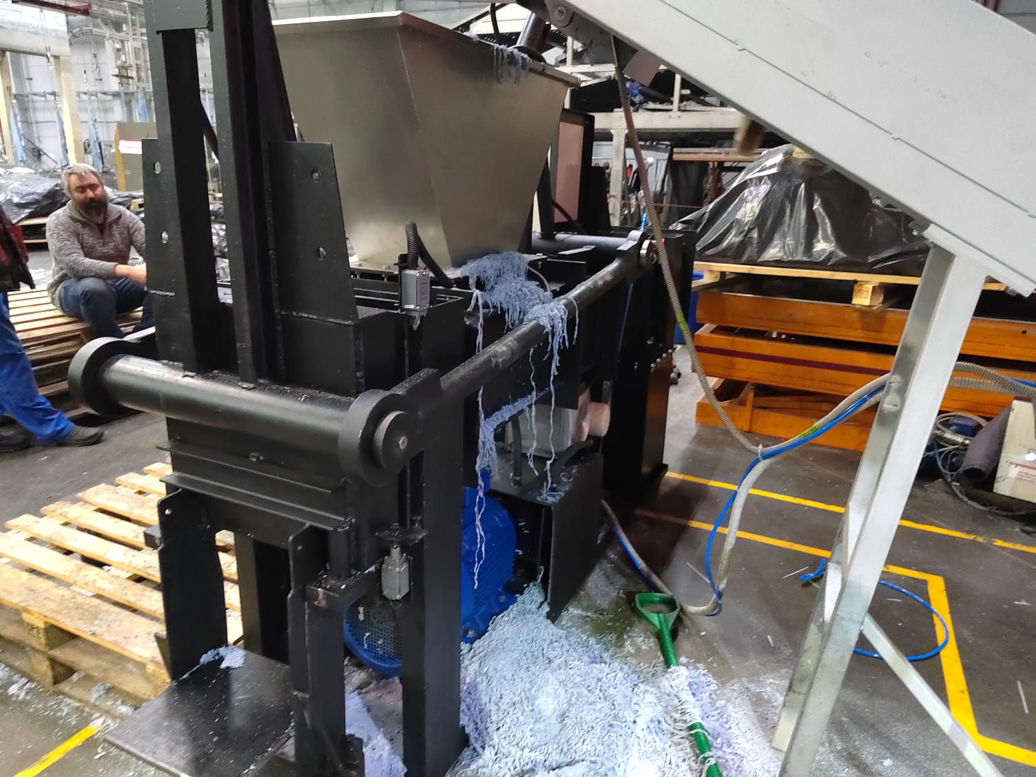 Изготовить и поставить пресс для стружки кожи производительностью 2 м. куб. в час