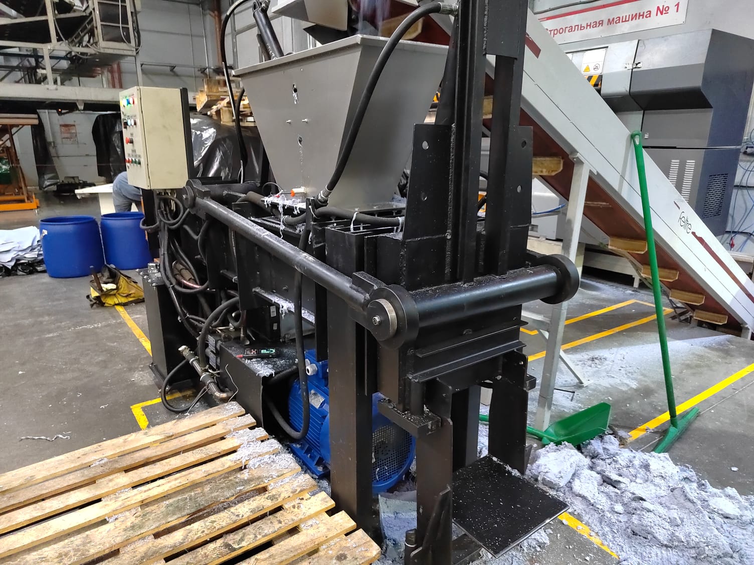 Изготовить и поставить пресс для стружки кожи производительностью 2 м. куб. в час